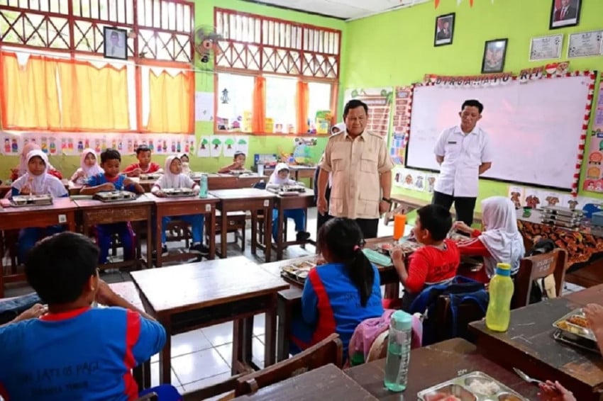 presiden-prabowo-berencana-bagikan-330000-smart-tv-untuk-sekolah-di-indonesia-rvt.jpg