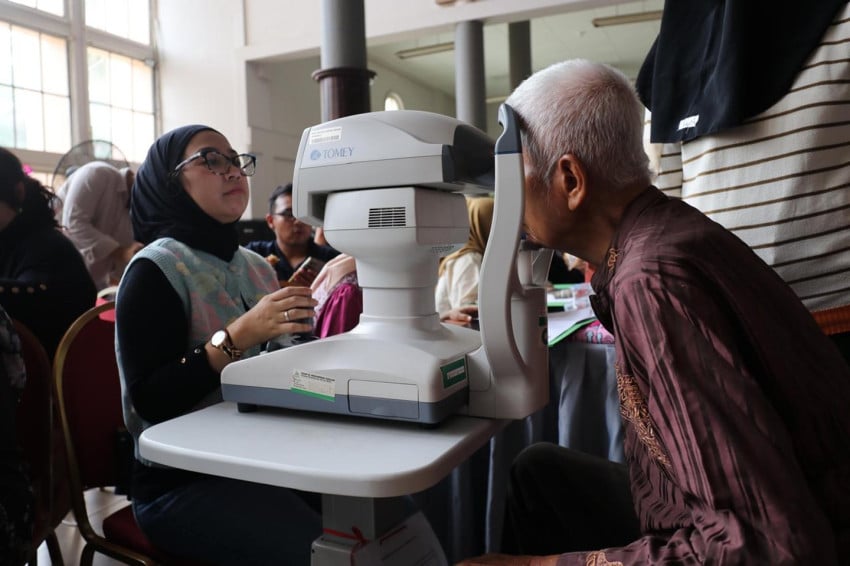 kemensos-gandeng-perdami-dan-amcf-gelar-operasi-katarak-gratis-bagi-lansia-di-palembang-qpk.jpg