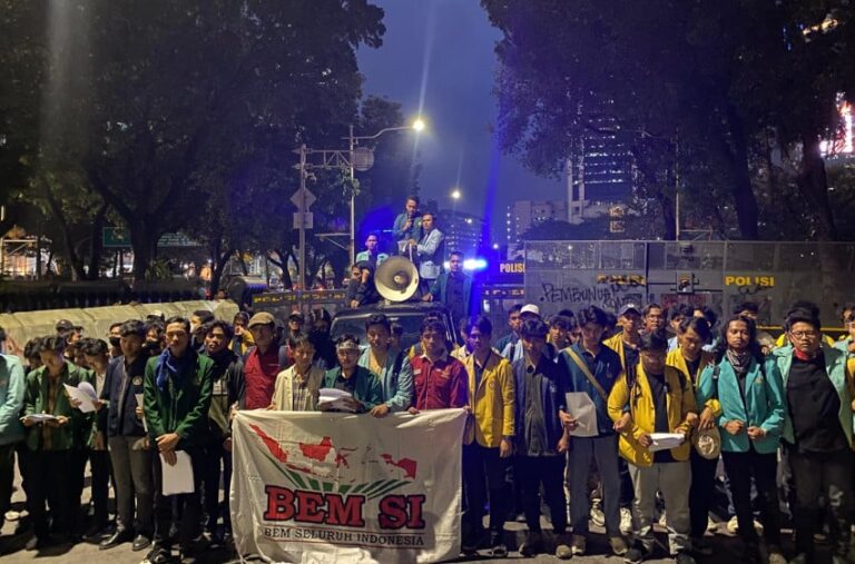 massa-demo-aksi-1-tahun-prabowogibran-bubar-jalan-kembali-dibuka-lab.jpg