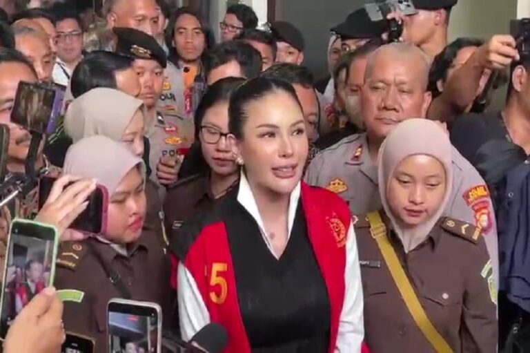 nikita-mirzani-santai-dituntut-11-tahun-penjara-dan-denda-rp2-miliar-tsc.jpg