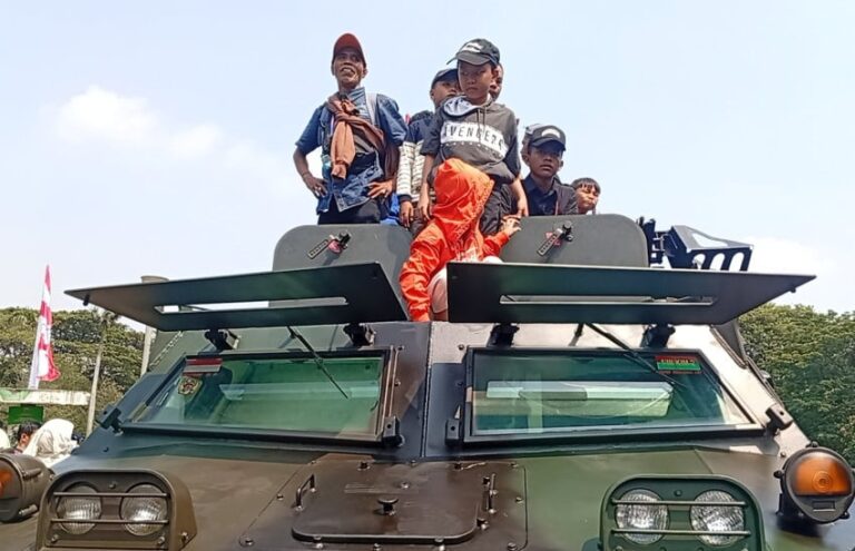 panser-anoa-hingga-tank-amfibi-bmp3f-marinir-jadi-spot-foto-warga-di-hut-ke80-tni-dsz.jpg