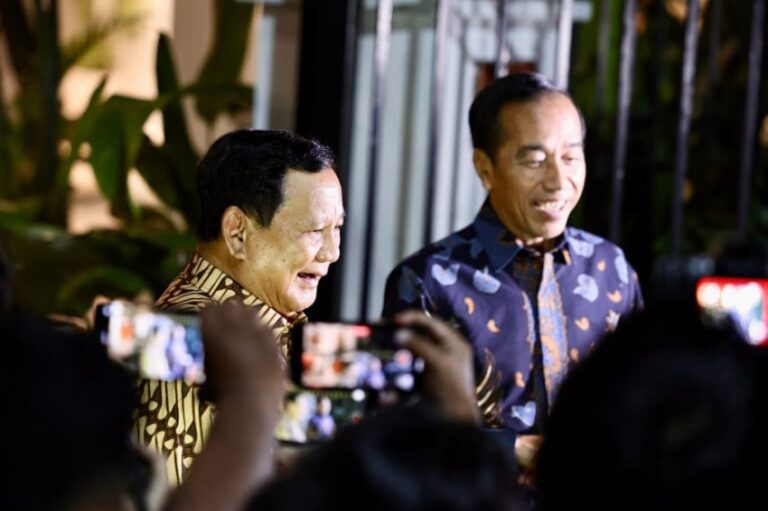 pertemuan-prabowo-dan-jokowi-luhut-bagus-kalau-presiden-ketemu-mantan-presiden-qyu.jpg