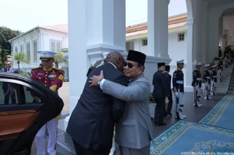 prabowo-sambut-kedatangan-presiden-afrika-selatan-di-istana-merdeka-ely.jpg