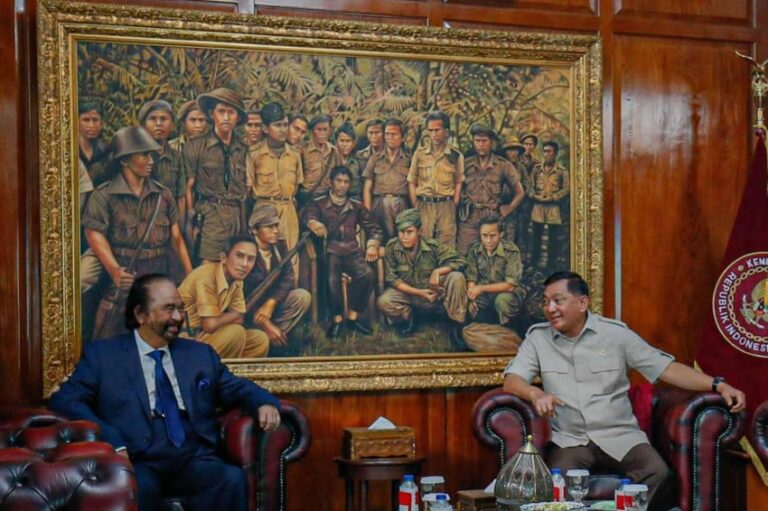 surya-paloh-temui-menhan-sjafrie-sjamsoeddin-1-jam-di-kemhan-bakal-ada-pertemuan-lanjutan-hhh.jpg
