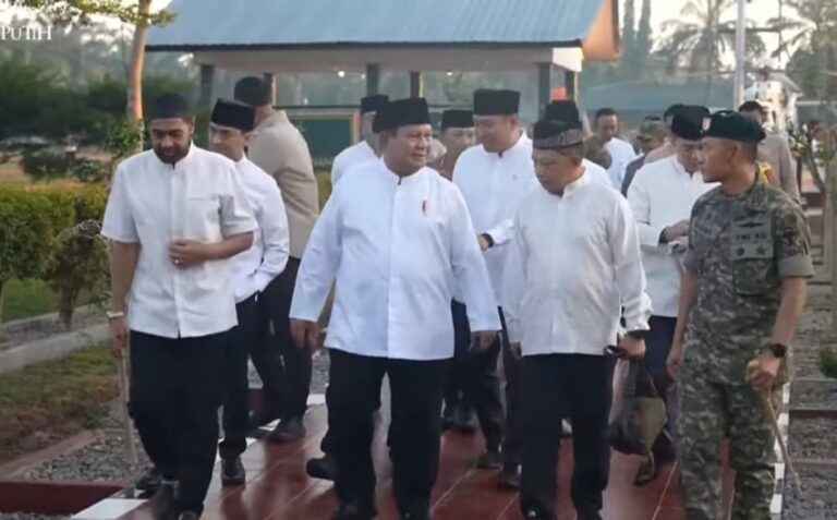 tiba-di-masjid-darrusalam-aceh-prabowo-didampingi-mualem-laksanakan-salat-idulfitri-1447-h-igi.jpg