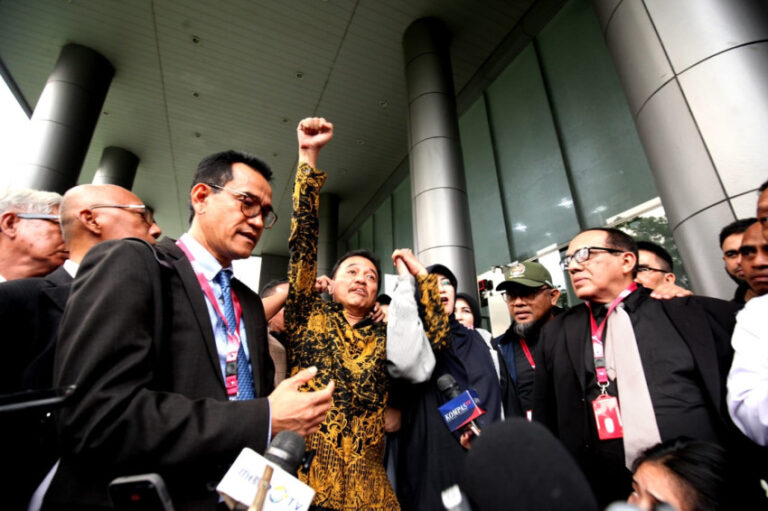 alasan-kejari-jaksel-kabulkan-penangguhan-penahanan-roy-suryo-dan-dokter-tifa-cnz.jpg