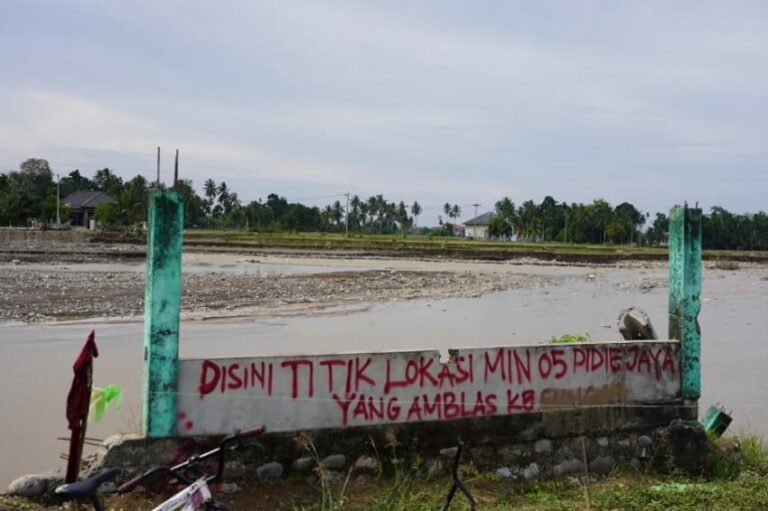 bangun-min-5-pidie-jaya-yang-hanyut-akibat-banjir-kemenag-alokasikan-rp12-miliar-wpm.jpg