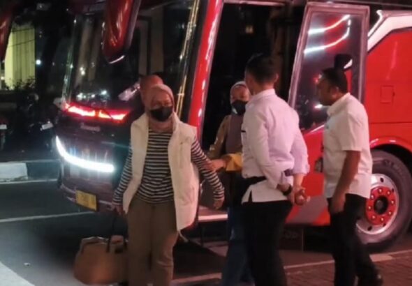 bupati-pemalang-anom-widiyantoro-dan-istri-kena-ott-kpk-total-12-orang-dibawa-ke-jakarta-xzw.jpg
