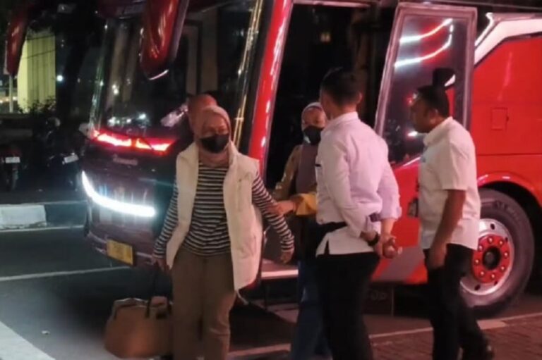 bupati-pemalang-anom-widiyantoro-dan-istri-kena-ott-kpk-total-12-orang-dibawa-ke-jakarta-xzw.jpg