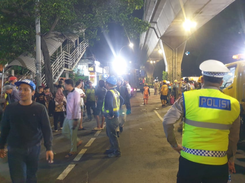 suasana-terkini-arus-lalin-di-tendean-saat-pembongkaran-jpo-jalan-arah-blok-m-ditutup-qre.jpg