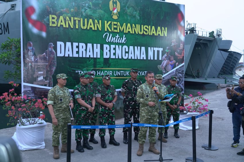 tni-ad-kerahkan-kapal-laut-kirim-puluhan-ton-bantuan-hingga-tenaga-medis-ke-ntt-wzh.jpg